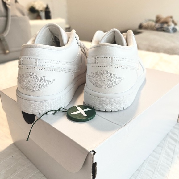 Jordan 1 Low Triple White - Picture 2 of 5